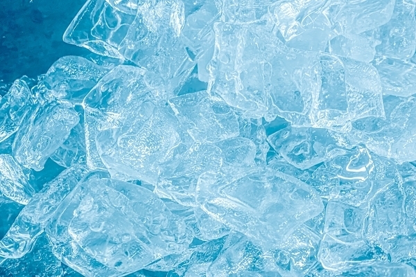 Blaue Eiswürfel, die das Nervensystem beruhigen